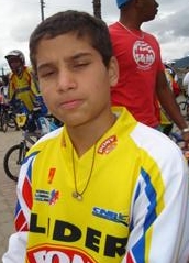 Bicicrocicsta Colombiano Carlos Alberto Ramírez en el Centro Mundial del Ciclismo en Aigle Suiza.