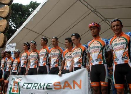 Equipos de ciclismo de Santander fueron presentados en plena recreovía