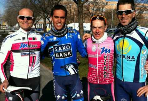 Muestra Contador el nuevo maillot azul del Saxo Bank