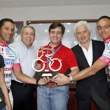 Gianni Savio entrego a la FVC Trofeo de campeon por Equipos ganado en San Luis por el Androni-Venezuela