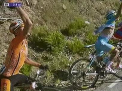 El helicóptero de TVE volo muy bajo y tira al suelo a tres ciclistas en la Vuelta a Burgos
