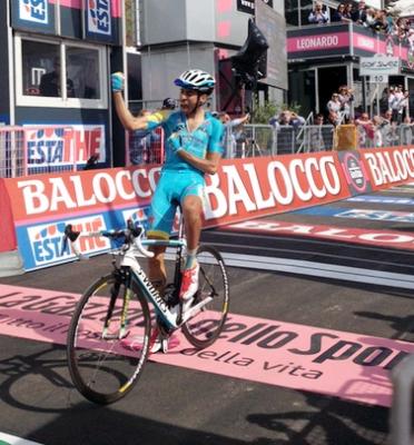 Fabio Aru gana la etapa 15 del Giro y Rigo Uran Sigue Lider/ + Video y Clasificaciones