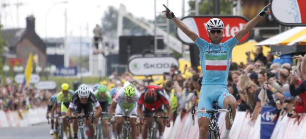 Vincenzo Nibali sorprende, gana la segunda etapa del Tour de Francia y se viste de líder
