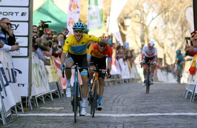 Jakob Fuglsang se aprovecha del caos y se lleva la tercera etapa de la Vuelta a Andalucía 2020